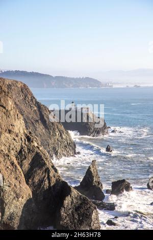 Point Bonita Lighthouse liegt am Rande der Marin Headlands in Nordkalifornien. Stockfoto