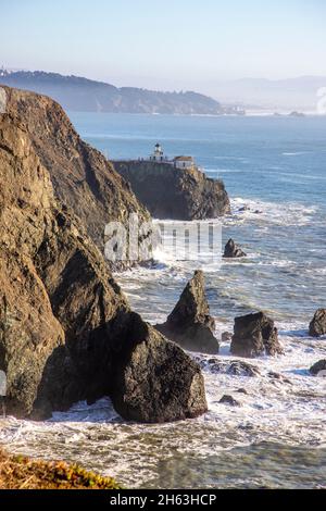 Point Bonita Lighthouse liegt am Rande der Marin Headlands in Nordkalifornien. Stockfoto