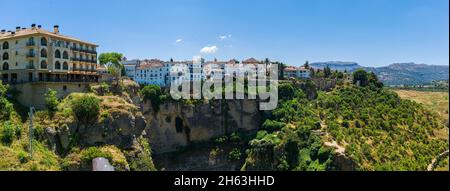 Malerische ronda - eine der größten „weißen Städte“ andalusiens und der antiken Städte spaniens, die über dem steilen Schachtelhalm El tajo hängen. ronda. andalusien. spanien. (Panorama) Stockfoto