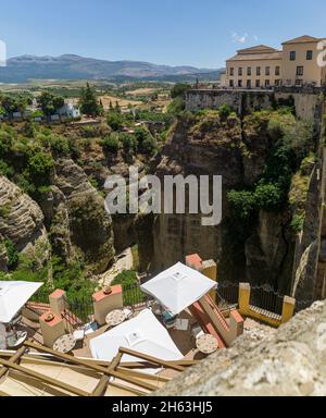 Malerische ronda - eine der größten „weißen Städte“ andalusiens und der antiken Städte spaniens, die über dem steilen Schachtelhalm El tajo hängen. ronda. andalusien. spanien. (Panorama) Stockfoto