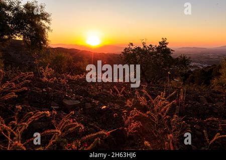 Wenn die Sonne aufgeht: Eine pittoreske Landschaft, aufgenommen in andalusien, spanien Stockfoto