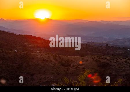 Wenn die Sonne aufgeht: Eine pittoreske Landschaft, aufgenommen in andalusien, spanien Stockfoto