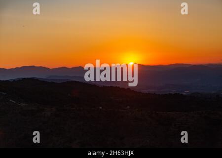 Wenn die Sonne aufsteht: Pittoreske Landschaft aufgenommen in andalusien, spanien (hdr) Stockfoto