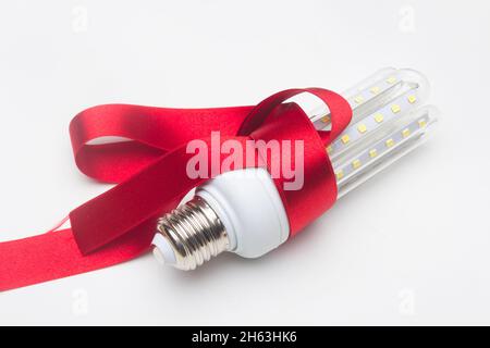 Umweltfreundliche Energiesparlampe und Geschenkband Stockfoto