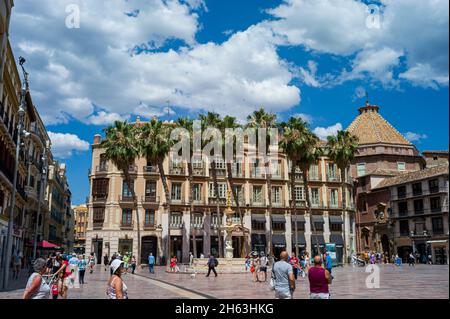 malaga, spanien: platz der verfassung (plaza de la constitucion) im europäischen Stadtzentrum in andalusien mit Palmen, klarem blauen Himmel an warmen sonnigen Frühlingstag. Stockfoto