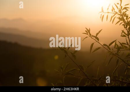 Wenn die Sonne aufsteht: Pittoreske Landschaft aufgenommen in andalusien, spanien (hdr) Stockfoto