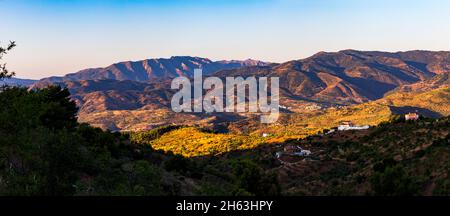 Nur wenige Minuten nach Sonnenaufgang: Pittoreske Landschaft aufgenommen in andalusien, spanien (Panorama) Stockfoto