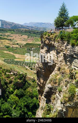 Malerische ronda - eine der größten „weißen Städte“ andalusiens und der antiken Städte spaniens, die über dem steilen Schachtelhalm El tajo hängen. ronda. andalusien. spanien. Stockfoto