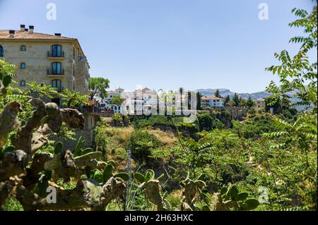 Malerische ronda - eine der größten „weißen Städte“ andalusiens und der antiken Städte spaniens, die über dem steilen Schachtelhalm El tajo hängen. ronda. andalusien. spanien. Stockfoto