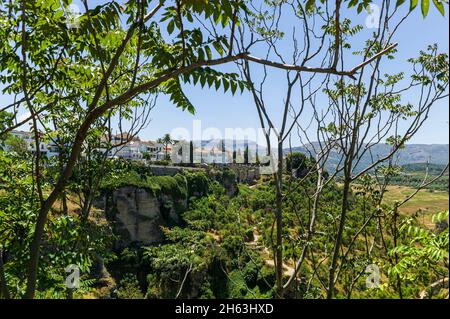 Malerische ronda - eine der größten „weißen Städte“ andalusiens und der antiken Städte spaniens, die über dem steilen Schachtelhalm El tajo hängen. ronda. andalusien. spanien. Stockfoto