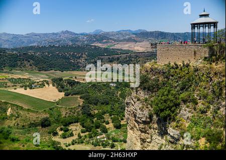 Malerische ronda - eine der größten „weißen Städte“ andalusiens und der antiken Städte spaniens, die über dem steilen Schachtelhalm El tajo hängen. ronda. andalusien. spanien. Stockfoto