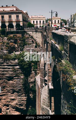 Die puente nuevo („neue Brücke“) erstreckt sich über die 120 Meter tiefe Schlucht, die den Fluss Guadaleva–­n führt und die Stadt ronda, die Schlucht El tajo, teilt. ronda, provence von malaga, andalusien, spanien. Stockfoto