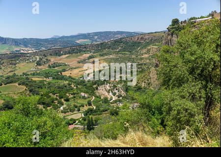 Malerische ronda - eine der größten „weißen Städte“ andalusiens und der antiken Städte spaniens, die über dem steilen Schachtelhalm El tajo hängen. ronda. andalusien. spanien. Stockfoto