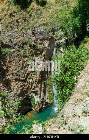 Malerische ronda - eine der größten „weißen Städte“ andalusiens und der antiken Städte spaniens, die über dem steilen Schachtelhalm El tajo hängen. ronda. andalusien. spanien. Stockfoto