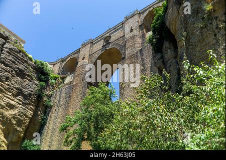 Die puente nuevo („neue Brücke“) erstreckt sich über die 120 Meter tiefe Schlucht, die den Fluss Guadaleva–­n führt und die Stadt ronda, die Schlucht El tajo, teilt. ronda, provence von malaga, andalusien, spanien. Stockfoto