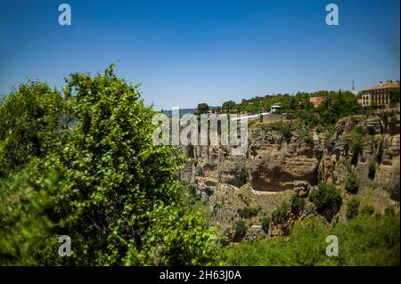 Malerische ronda - eine der größten „weißen Städte“ andalusiens und der antiken Städte spaniens, die über dem steilen Schachtelhalm El tajo hängen. ronda. andalusien. spanien. Stockfoto