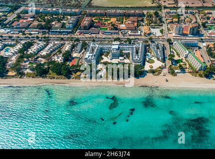 Luftbild, Hotelkomplex iberostar alcudia Park, leere Liegestühle, alcudia, türkisblaues Wasser am Strand von alcudia, platja d'alcudia, leerer Strand aufgrund der Corona-Pandemie, aneta (sa), mallorca, baleareninsel, balearen, balearen, spanien Stockfoto