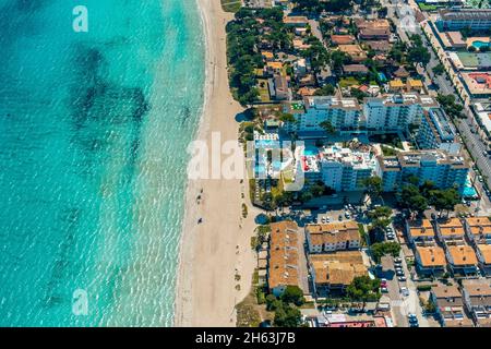 Luftbild, Hotelkomplex iberostar alcudia Park, leere Liegestühle, alcudia, türkisblaues Wasser am Strand von alcudia, platja d'alcudia, leerer Strand aufgrund der Corona-Pandemie, aneta (sa), mallorca, baleareninsel, balearen, balearen, spanien Stockfoto