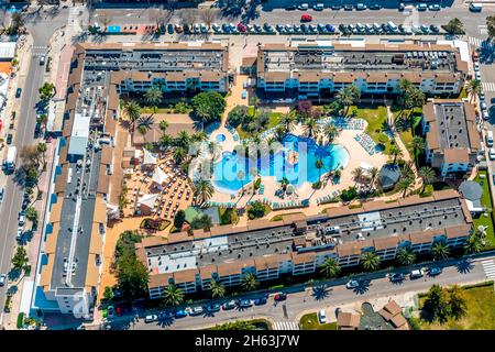 Luftbild, Hotelanlage mit leerem Badebereich und Liegestühlen, Alcúdia Garden Aparthotel, alcudia, pla de na tesa, cabaneta (sa), mallorca, balearen-Insel, balearen, balearen, spanien Stockfoto