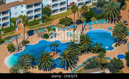 Luftbild, Hotelanlage mit leerem Badebereich und Liegestühlen, Alcúdia Garden Aparthotel, alcudia, pla de na tesa, cabaneta (sa), mallorca, balearen-Insel, balearen, balearen, spanien Stockfoto