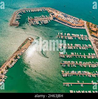 Luftbild, Hafen von alcudia, Yachthafen, Segelboote, Hafen von alcudia, türkisblaues Wasser, alcudia, pla de na tesa, cabaneta (sa), mallorca, balearen-Insel, balearen, balearen, spanien Stockfoto