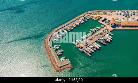 Luftbild, Hafen von alcudia, Yachthafen, Segelboote, Hafen von alcudia, türkisblaues Wasser, alcudia, pla de na tesa, cabaneta (sa), mallorca, balearen-Insel, balearen, balearen, spanien Stockfoto