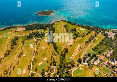 Luftbild, Club de Golf alcanada, alcanada Leuchtturminsel, im türkisgrünen Wasser, alcanada Leuchtturm illa alcanada, pont d'inca, sa creu vermella / la creu vermella, mallorca, balearen Insel, balearen, balearen, spanien Stockfoto