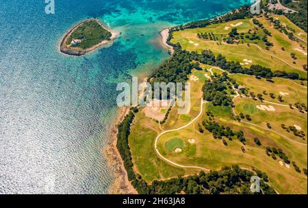 Luftbild, Club de Golf alcanada, alcanada Leuchtturminsel, im türkisgrünen Wasser, alcanada Leuchtturm illa alcanada, pont d'inca, sa creu vermella / la creu vermella, mallorca, balearen Insel, balearen, balearen, spanien Stockfoto