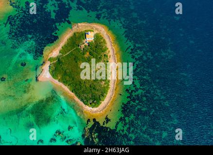 Luftbild, alcanada Leuchtturminsel, im türkis-grünen Wasser, alcanada Leuchtturm illa alcanada, pont d'inca, sa creu vermella / la creu vermella, mallorca, baleareninsel, balearen, balearen, spanien Stockfoto