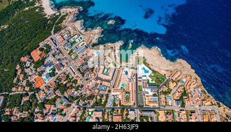 Luftaufnahme, cala lliteres Bucht mit Hotels und felsigen Strand, balearen, mallorca, capdepera, spanien Stockfoto