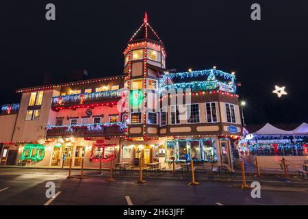 Winterszene in Leavenworth, Washington, mit Weihnachtslichtern Stockfoto