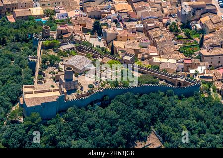 Luftaufnahme, Schloss und Kirche von castell de capdepera, capdepera, balearen, mallorca, spanien Stockfoto