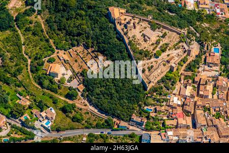 Luftaufnahme, Schloss und Kirche von castell de capdepera, capdepera, balearen, mallorca, spanien Stockfoto