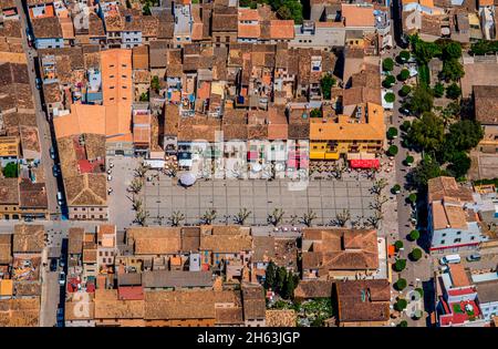 Luftaufnahme,Stadtzentrum mit Marktplatz,Plaça del conqueridor,Artà,balearen,mallorca,spanien Stockfoto