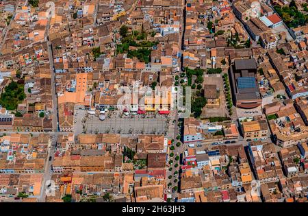 Luftaufnahme,Stadtzentrum mit Marktplatz Plaça del conqueridor,stadttheater Artà,Fundació teatre Municipal d'Artà,nebenan biblioteca Municipal na batlessa,Artà,balearen,mallorca,spanien Stockfoto