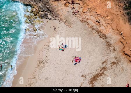 Luftaufnahme, Badegäste am Sandstrand in der Bucht von cala varques, manacor, mallorca, europa, balearen, spanien Stockfoto