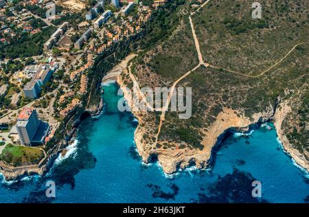 Luftaufnahme, Felsküste am strand von cala Antena mit Hotelanlagen,manacor,mallorca,europa,balearen,spanien Stockfoto