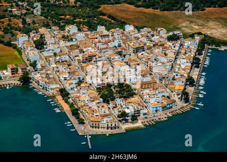 Luftbild, Ferienhäuser und Häuser mit Bootsliegeplätzen im Hafen von portocolom, felanitx, balearen, mallorca, spanien Stockfoto