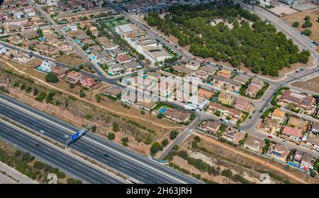 Luftaufnahme, urbanització Nova Cabana, Park mediterrani, Autopista ma-13 Schnellstraße, palma, mallorca, balearen, spanien Stockfoto