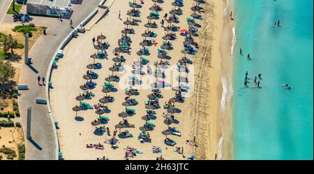 Luftbild, Strandleben mit Strohschirmen an der playa de palma, mallorca, balearen, spanien Stockfoto