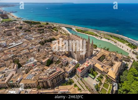 Luftaufnahme, palacio Real de la almudaina, Königspalast la almudaina, kirche santa iglesia catedral de mallorca, kathedrale von palma, Parc de la mar, palma, mallorca, balearen, spanien Stockfoto