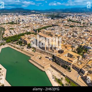 Luftaufnahme, kirche santa iglesia catedral de mallorca, kathedrale von palma, Parc de la mar, palma, mallorca, balearen, spanien Stockfoto