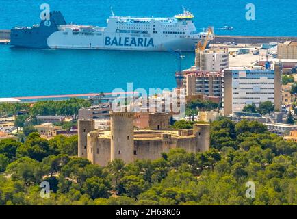 Luftbild, rundes Schloss castell de bellver, Fähre balearia im Hafen, palma, mallorca, balearen, spanien Stockfoto