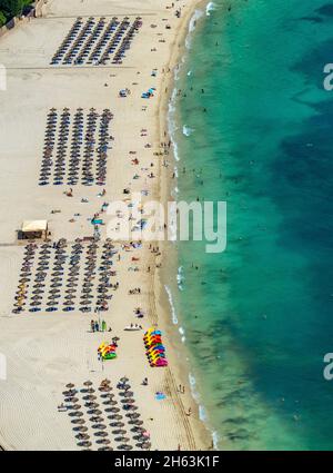 Luftaufnahme, Sandstrand playa de palmanova, Strandleben und Sonnenbaden mit Strohschirmen in Reihen, bunte Kinder-Wasserboote mit Rutsche, palmanova, Calvià, mallorca, balearen, spanien Stockfoto