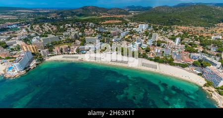 Luftaufnahme, Sandstrand playa de palmanova, Strandleben und Sonnenbaden mit Strohschirmen in Reihen, bunte Kinder-Wasserboote mit Rutsche, palmanova, Calvià, mallorca, balearen, spanien Stockfoto