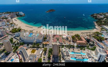 Luftaufnahme, Sandstrand platja de magaluf mit Hotelanlagen,isla de sa porrassa Insel in der Bucht von magaluf,magaluf,Calvià,mallorca,balearen,spanien Stockfoto