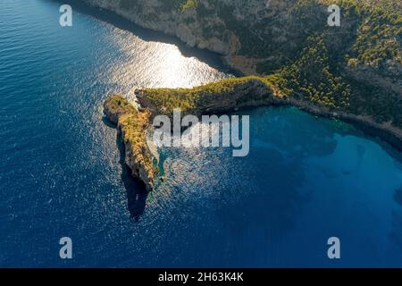 Luftaufnahme, Landzunge punta de sa foradada mit Loch im Felsen, Segelboote in einer Bucht, mallorca, balearen, spanien Stockfoto