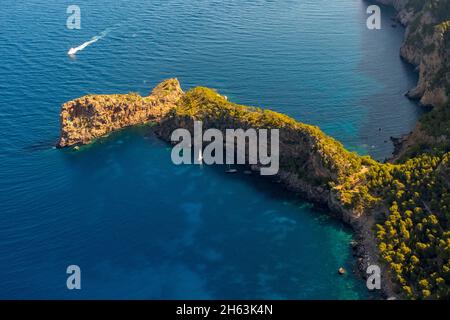 Luftaufnahme, Landzunge punta de sa foradada mit Loch im Felsen, Segelboote in einer Bucht, mallorca, balearen, spanien Stockfoto