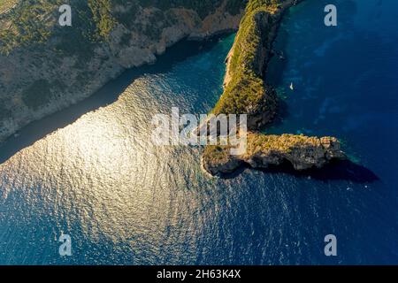 Luftaufnahme, Landzunge punta de sa foradada mit Loch im Felsen, Segelboote in einer Bucht, mallorca, balearen, spanien Stockfoto