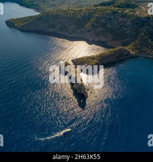 Luftaufnahme, Landzunge punta de sa foradada mit Loch im Felsen, Segelboote in einer Bucht, mallorca, balearen, spanien Stockfoto